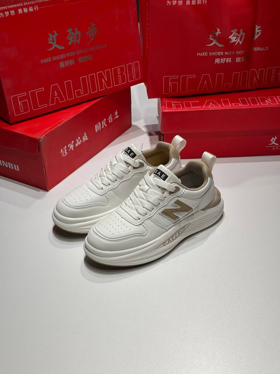 حذاء رجالي ابيض